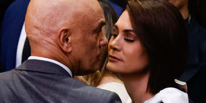 A ex-primeira-dama cumprimentou o ministro e interagiu com a esposa do magistrado