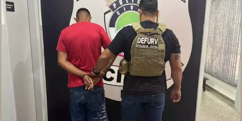 Golpista preso na delegacia (Foto: Divulgação)
