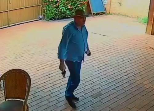 Alcides Bernal segura arma após disparar a primeira vez contra Roberto Mazzini (Foto: Vídeo/Reprodução)