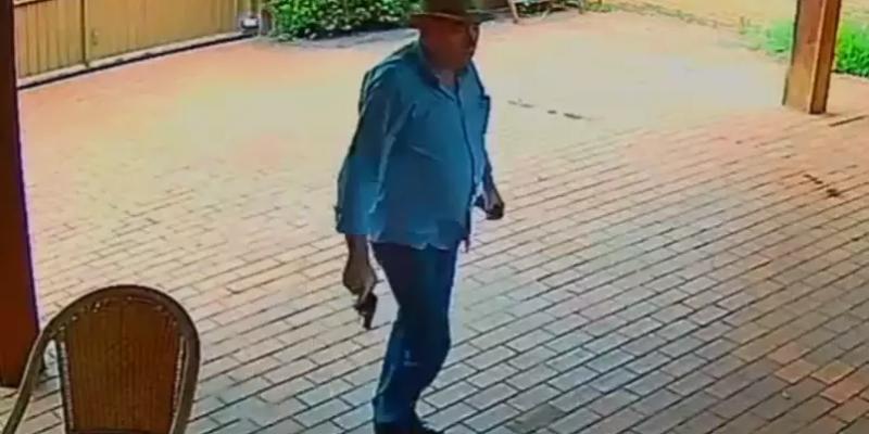 Alcides Bernal segura arma após disparar a primeira vez contra Roberto Mazzini (Foto: Vídeo/Reprodução)