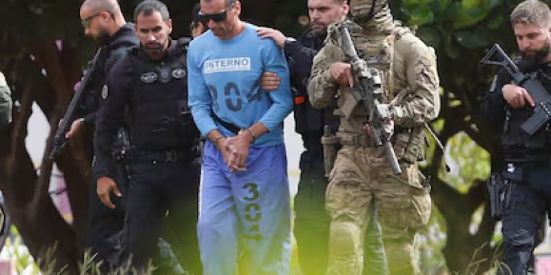 O presidiário Marcola, do PCC, sendo escoltado em hospital de Brasília no dia 21 - Imagem - 
ADRIANO MACHADO