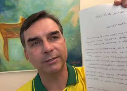 Flávio Bolsonaro (PL-RJ) exibe carta escrita pelo pai, o ex-presidente Jair Bolsonaro — Foto: Reprodução
