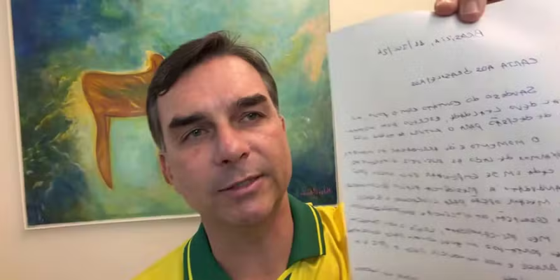 Flávio Bolsonaro (PL-RJ) exibe carta escrita pelo pai, o ex-presidente Jair Bolsonaro — Foto: Reprodução