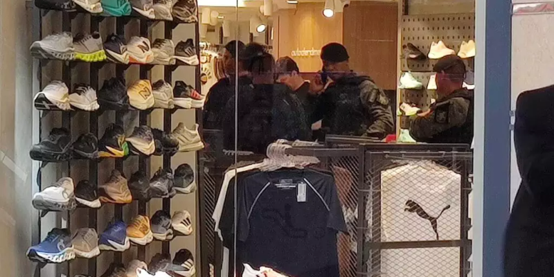Policiais do Choque dentro da loja que foi fechada após o tiro (Foto: Osmar Veiga)