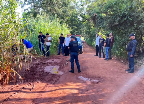 Policiais no local onde o corpo da vítima foi encontrado(Foto: Fábio Rodrigues)
