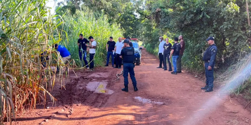Policiais no local onde o corpo da vítima foi encontrado(Foto: Fábio Rodrigues)