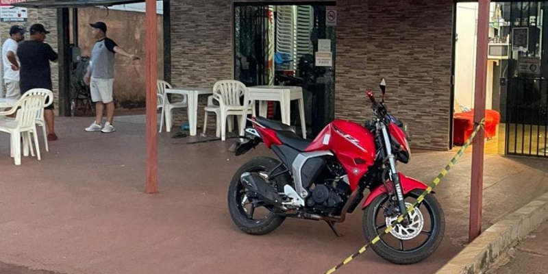 Local onde os homens estavam sentados e foram atacados a tiros (Foto: Reprodução)