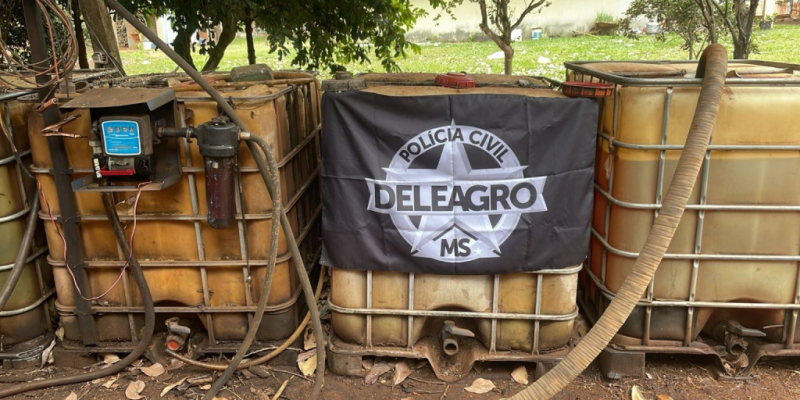 Tanques com cerca de 2 mil litros de óleo diesel foram apreendidos (Foto: Divulgação/PC)