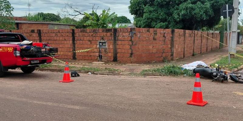 Local onde o acidente ocorreu foi isolado pelo Corpo de Bombeiros (Foto: José Aparecido)