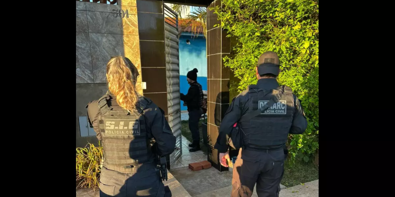 Policiais em frente à residência de morador de Ponta Porã, preso na operação (Foto: Divulgação)