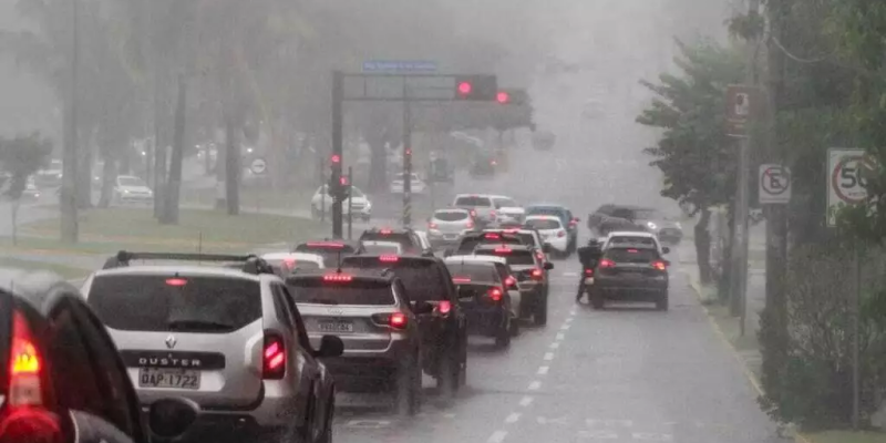 Fila de carros na chuva na Avenida Afonso Pena. (Foto: Arquivo/Marcos Maluf)