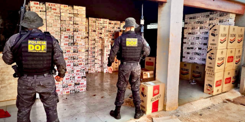 Entreposto fechado e maços de cigarros apreendidos em Cruzaltina (Fotos: Divulgação/DOF)