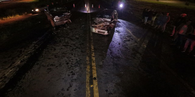 Caminhonete e Palio ficaram com a frente completamente destruídas (Foto: Leandro Holsbach)