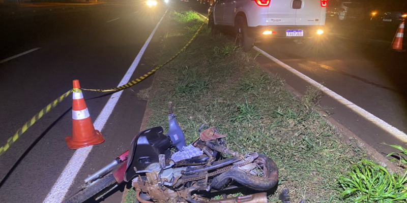 A moto destruída e ao fundo a Fiat Toro (Foto: Leandro Holsbach)