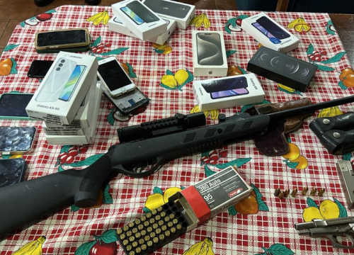 Material apreendido na residência do investigado localizada em Ponta Porã (Foto: Divulgação/PC)