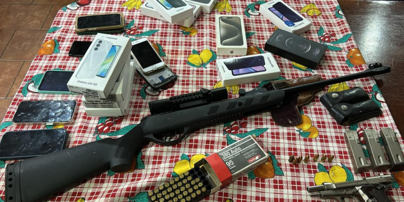 Material apreendido na residência do investigado localizada em Ponta Porã (Foto: Divulgação/PC)