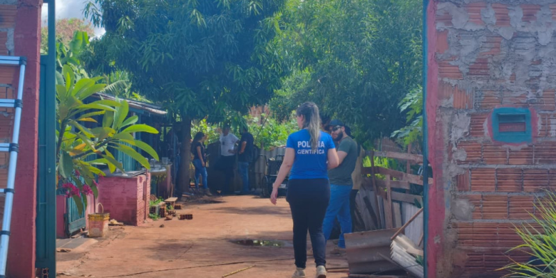 Peritos na residência onde o menor foi encontrado e entrou e trocou tiros com a polícia (Foto: Leandro Holsbach)