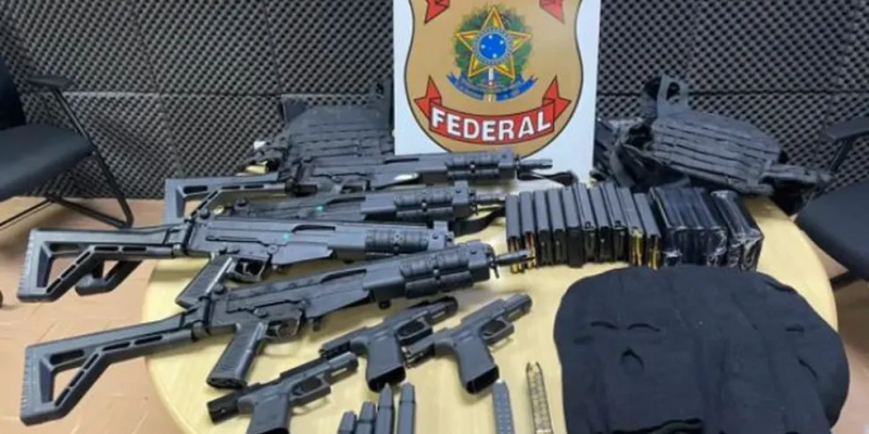 Fuzis, pistolas 9mm, toucas e outros objetos apreendidos na operação pela PF. — Foto: Polícia Federal