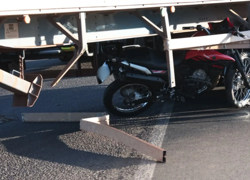 Garupa da motocicleta também foi socorrido em estado grave - Imagem - Pietra Dorneles