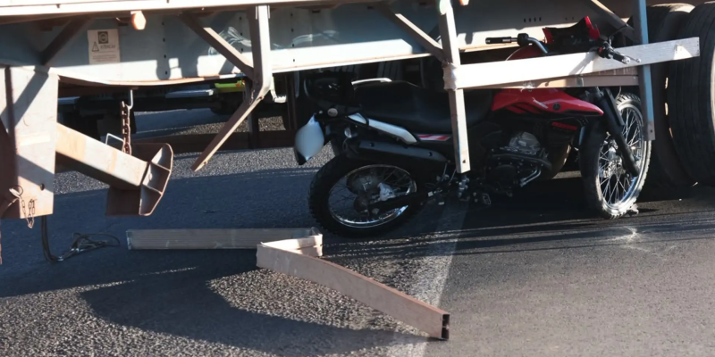 Garupa da motocicleta também foi socorrido em estado grave - Imagem - Pietra Dorneles
