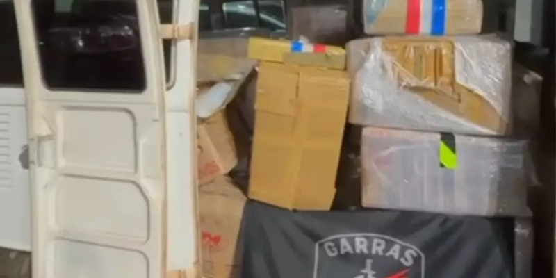 Caixas com maconha dentro da Kombi alugada (Fotos: Divulgação | PCMS)