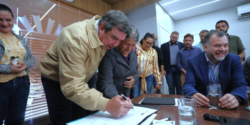 Governador assinou os novos contratos de habitação nesta segunda (Foto Saul Schramm)