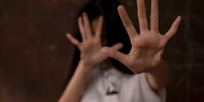 Vítima escapou com ajuda da avó do suspeito em carro de aplicativo... veja mais em https://www.campograndenews.com.br/cidades/capital/apos-uma-semana-em-cativeiro-mulher-foge-e-denuncia-ex-companheiro