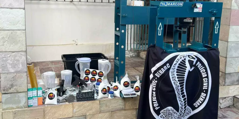 Material apreendido em laboratório de refino de cocaína na Bahia (Foto: Divulgação | PCBA)