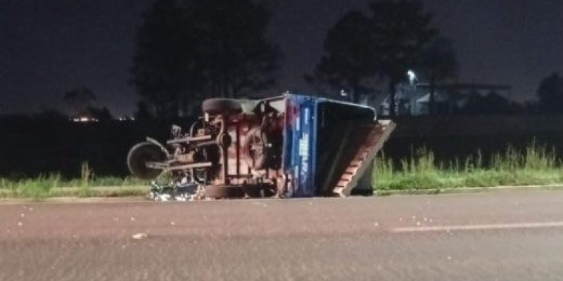 Com o impacto, o condutor da motocarga foi ejetado do veículo (Foto: Reprodução)
