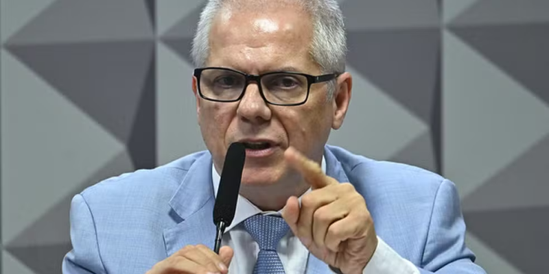 Ex-presidente do INSS Alessandro Stefanutto em depoimento à CPMI do INSS no Senado — Foto: Jefferson Rudy