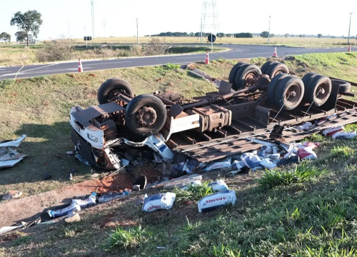 Caminhão ficou completamente destruído - Imagem -  Pietra Dorneles