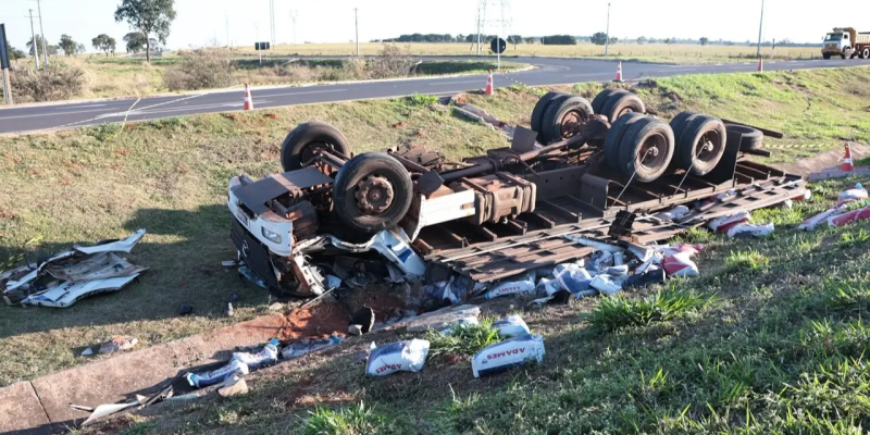 Caminhão ficou completamente destruído - Imagem -  Pietra Dorneles