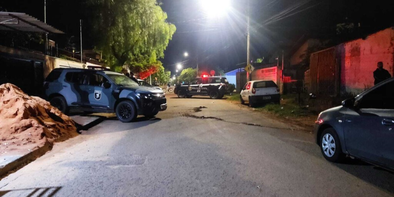Facas utilizadas no crime e apreendidas pelo Batalhão de Choque (Foto: Divulgação)