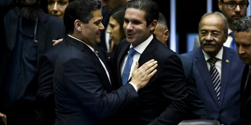 Senador Davi Alcolumbre cumprimenta Deputado Hugo Motta - Imagem - Ton Molina