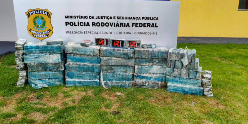 Tabletes de cocaína que foram apreendidos em meio ao milho (Fotos: Leandro Holsbach)