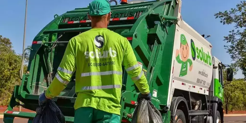 Trabalhador da Solurb coletando lixo em Campo Grande (Foto: Divulgação)