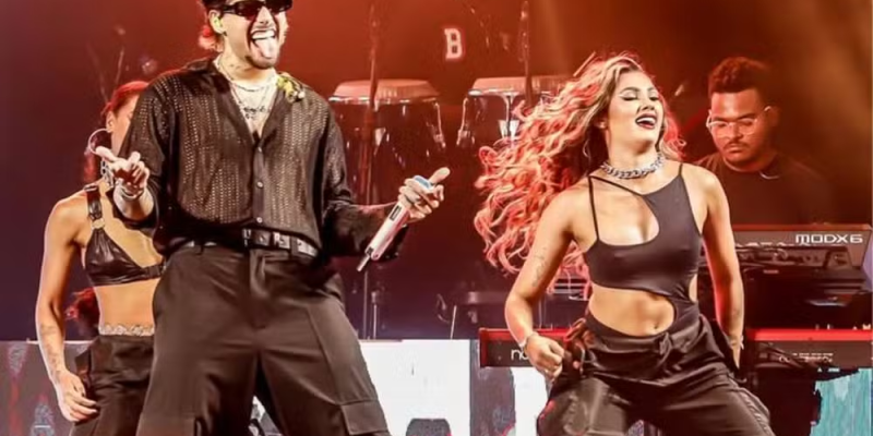 Zé Felipe e Karol Gerez durante show — Foto: Lumo/Reprodução/Instagram