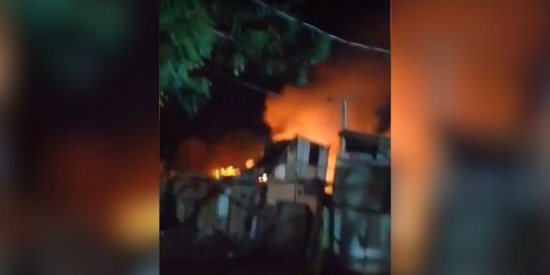 De acordo com relatos de moradores, o incêndio começou por volta das 22h
