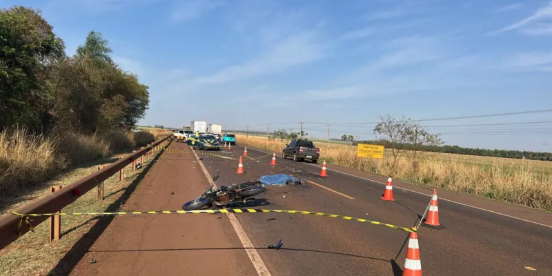 Ele teria tentado uma ultrapassagem, quando bateu de frente contra um caminhão