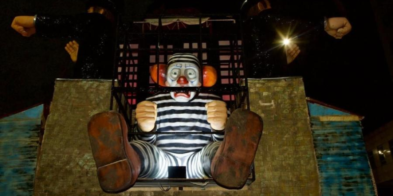 Michelle Bolsonaro furiosa com o marido retratado como Bozo preso - Imagens: Frames de vídeos das redes sociais