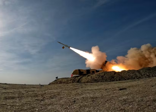 Imagem divulgada pelos militares do Irã mostra lançamento de míssil durante exercício no sul do Irã — Foto: Forças Armadas do Irã via AFP