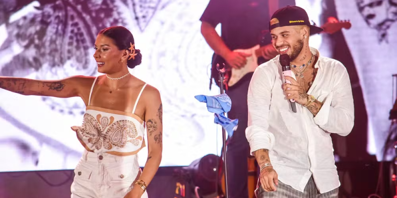 Ana Castela sobe ao palco e canta com Zé Felipe após término — Foto: Will Dias