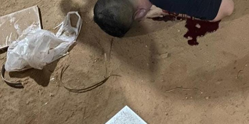 Corpo do homem caído dentro da marcenaria (Foto: Divulgação)