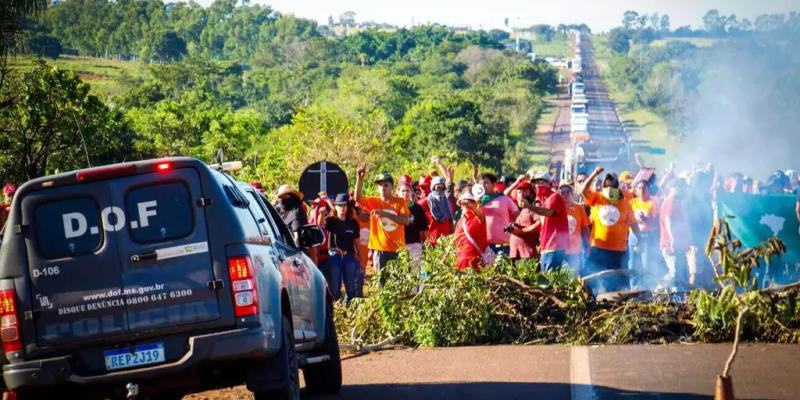 Manifestantes bloqueiam BR-163 para cobrar reforma agrária (Foto: Juliano Almeida)