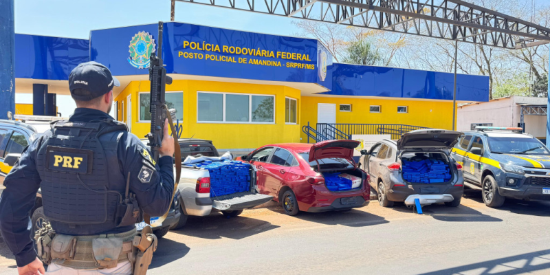Os três carros lotados de maconha, apreendidos pela PRF (Foto: Divulgação)