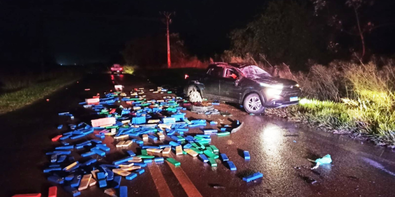 Tabletes de maconha espalhados na rodovia e ao fundo a Fiat Toro (Foto: PRF/Divulgação)