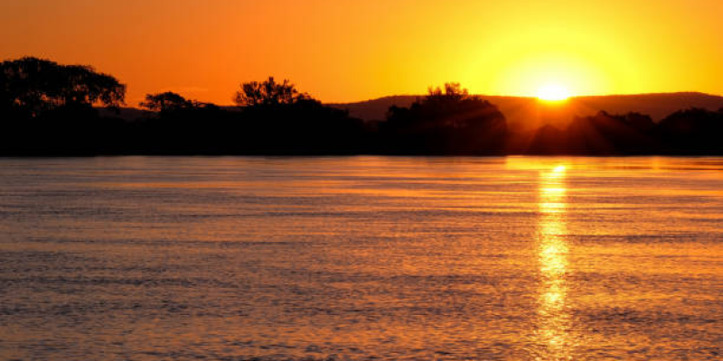 Rio Paraguai ao pôr do sol entre Corumbá e Porto Jofre