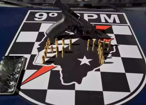 Pistola calibre 9 milímetros, 20 munições e celular apreendidos com Leonardo Ribeiro de Carvalho.