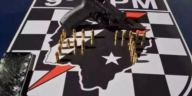 Pistola calibre 9 milímetros, 20 munições e celular apreendidos com Leonardo Ribeiro de Carvalho.