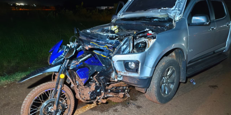 Traseira da moto ficou presa na S10 (Foto: Arquivo/Leandro Holsbach)